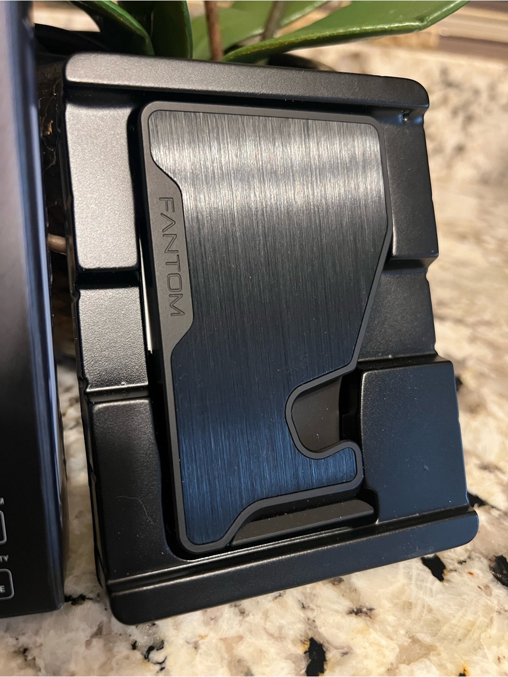 Fantom M MagSafe Fanning Wallet - Picture 4 of 5
